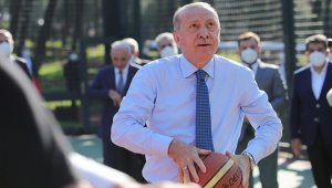 Cumhurbaşkanı Erdoğan, Ümraniye Millet Bahçesi'nde gençlerle basketbol oynadı