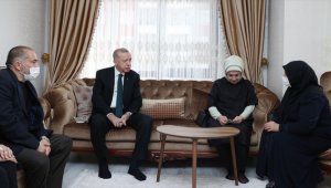 Cumhurbaşkanı Erdoğan ve eşi Emine Erdoğan, kılıçlı saldırıda hayatını kaybeden Başak Cengiz'in ailesini ziyaret etti