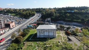 D-100'ün yanında harabeye dönmüş anıt mezar