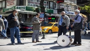 Ekmeğini 50 yıldır insanların en mutlu günlerinde davul çalarak çıkarıyor