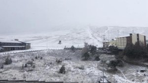 Erciyes Kayak Merkezi'ne kar yağdı