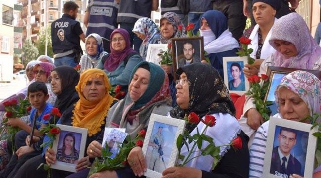 Evlat nöbeti tutan annelerden biri daha çocuğuna kavuştu