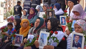 Evlat nöbeti tutan annelerden biri daha çocuğuna kavuştu