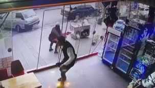 Fırtına kâbusu... Cam patladı, stant uçtu, bebek arabalı kadın zor anlar yaşadı