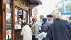 Halk Ekmek'ten nostaljik ahşap büfe: Ulus'ta iki ekmek satış büfesi kentsel sit dokusuna uygun olarak yenilendi