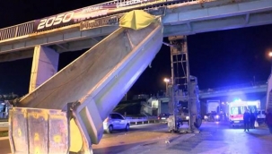 İstanbul'da ilginç görüntü! Dorse üst geçide asılı kaldı