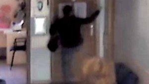 İstediği ilacı yazmayan aile hekimine saldırdı; o anlar kamerada