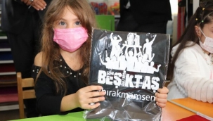 İzmir Karabağlar'da çocuklara hediyeler dağıtıldı 