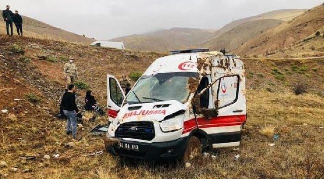 Kayganlaşan yolda kontrolden çıkan ambulans, şarampole devrildi: 3 yaralı