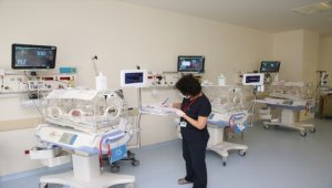 Kovid-19'a yakalanan annenin erken doğan üçüzlerinin tedavisi sürüyor