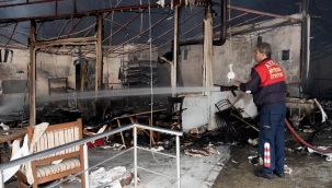 Kuşadası'nda faciayı itfaiye ekipleri önledi 