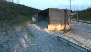 Kuzey Marmara Otoyolu'nda çakıl yüklü TIR devrildi