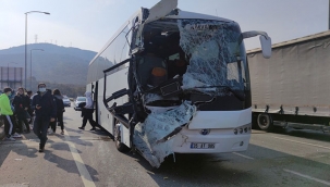 Lise öğrencilerini taşıyan otobüs kamyona çarptı: 24 yaralı