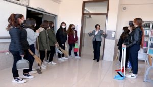 Liseli kızlar yaşlıları ziyaret edip bahçelerinde güz temizliği yapıyor