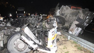 Manisa'da feci kaza! TIR'ın kupası ikiye bölündü