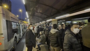 Metrobüs arızalandı, duraklarda yoğunluk yaşandı! Uzun süre beklediler
