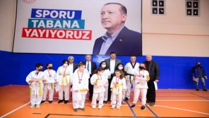 Minik tekvandocuların kuşaklarını Başkan Oğuz bağladı