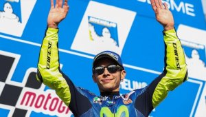 MotoGP efsanesi Valentino Rossi pistlere veda etti