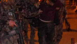 Polise silah çekerek direnen sanığa yeniden yargılandığı davada zorla getirme kararı