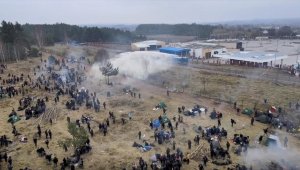 Polonya güvenlik güçleri ile sınırı aşmaya çalışan gruplar arasında arbede yaşandı