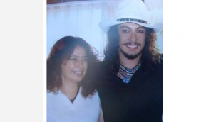 Son Dakika.. Ünlü Şarkıcının Annesi Vefat Etti