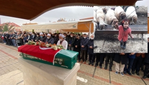 Tabutu çiçeklerle süslenen Müslüme, toprağa verildi 