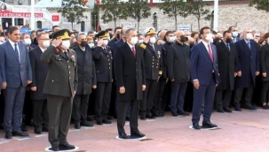 Taksim'de Cumhuriyet Anıtı'nda Atatürk'ü anma töreni