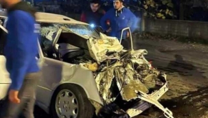 Tır ile otomobil kafa kafaya çarpıştı: 1’i ağır 2 yaralı