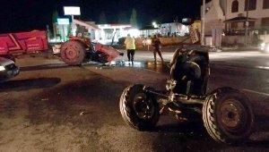 TIR'la çarpışan traktör ikiye bölündü
