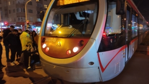 Tramvay karşıya geçmek isteyen vatandaşa çarptı