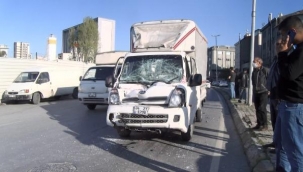 Zeytinburnu’nda kamyonla kamyonet çarpıştı