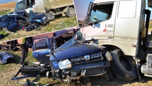 Adana'da feci kaza! Kamyonla çarpışan otomobildeki çift hayatını kaybetti
