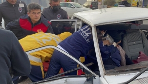 Adıyaman'da hastane önünde çarpıştılar: 2 yaralı