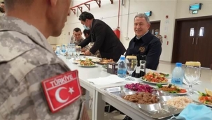 Akar, Katar’da görevli Mehmetçikle bir araya geldi