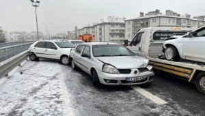 Aksaray'da 9 aracın karıştığı zincirleme kazada 3 kişi yaralandı
