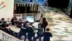 AVM'de kavga: Masa ve sandalyeler havada uçuştu