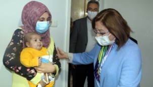 Babası tarafından dövülen Cihan bebeğe, protokol üyelerinden ziyaret 