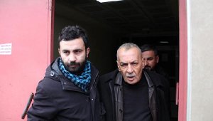 Babasını, eski müvekkilini öldürmeye azmettirmekten yargılanan avukata tahliye