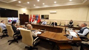 Bakan Akar, komutanlarla video konferans toplantısı düzenledi