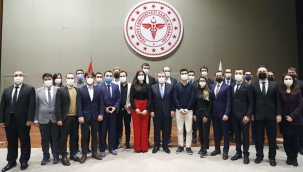 Bakan Koca asistanlarla buluştu... 'Hukuk sağlık çalışanlarını kollamalı'