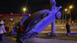 Bakırköy’de virajı alamayan otomobil direğe uçtu: 1 yaralı