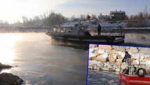 Balıkçılar, kısmen donan Van Gölü'ne buzları kırarak açıldı