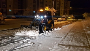 Belediye Ekipleri Gece Boyunca Tuzlama Ve Kar Temizliği Çalışması Yaptı