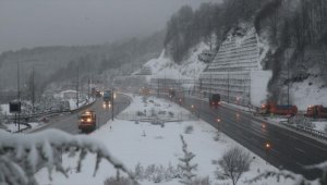 Bolu Dağı'nda kar yağışı etkili oluyor