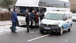 Boşanma aşamasındaki eşini sokak ortasında bıçakladı