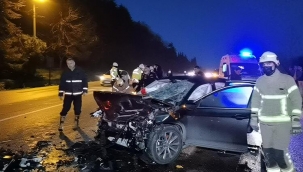 Bursa'da otomobil mandalina yüklü kamyona çarptı