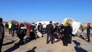 Cenaze ve nişana gidenlerin araçları çarpıştı: 7 yaralı