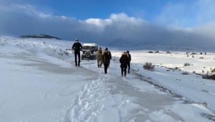 Erzincan'da karda mahsur kalan öğrencileri Jandarma kurtardı