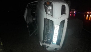 Esenler'de kamyonet aydınlatma direğine çarparak devrildi