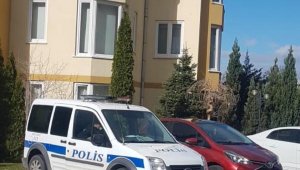 Evde ölü bulunan kadının kızı cinayet şüphesiyle gözaltında